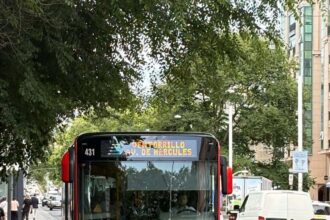 Verónica, con 25 años, es una de las pocas mujeres que conducen autobuses: "Me gusta sonreír, sobre todo en esta época en que falta empatía" | FM Avenida