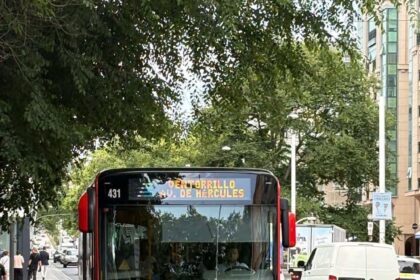 Verónica, con 25 años, es una de las pocas mujeres que conducen autobuses: "Me gusta sonreír, sobre todo en esta época en que falta empatía" | FM Avenida