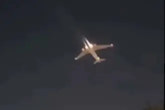Video: Así sintieron los vecinos las explosiones del motor del avión que aterrizó en Ezeiza de emergencia | FM Avenida