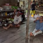 Vive en medio de la selva en una casa de madera: "Tenemos un estilo de vida autosostenible. Cultivamos alimentos en la granja y hacemos platos tradicionales como el ceviche de caracol de tierra" | FM Avenida