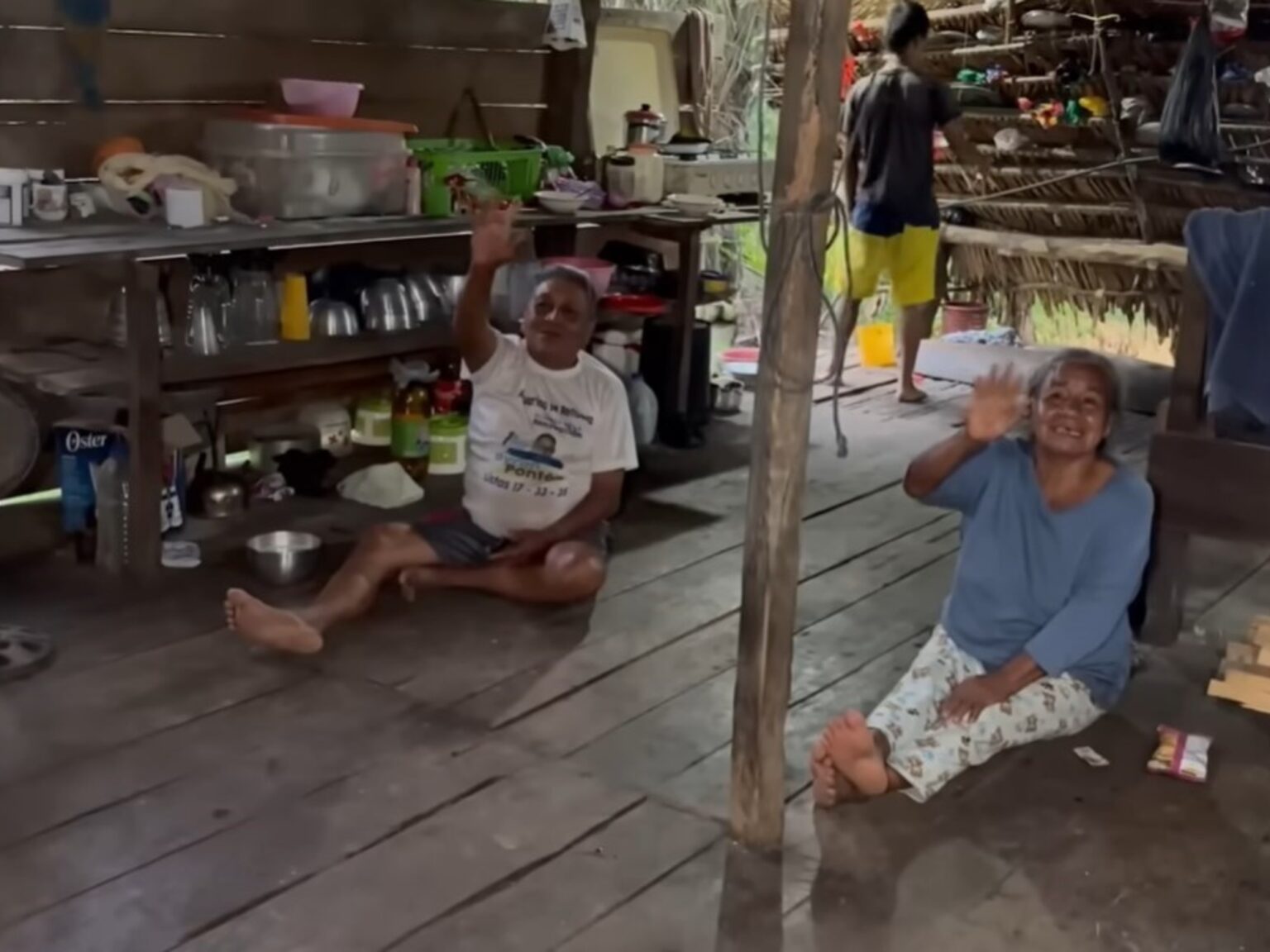 Vive en medio de la selva en una casa de madera: "Tenemos un estilo de vida autosostenible. Cultivamos alimentos en la granja y hacemos platos tradicionales como el ceviche de caracol de tierra" | FM Avenida