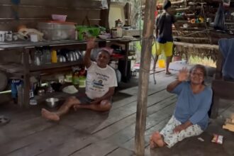Vive en medio de la selva en una casa de madera: "Tenemos un estilo de vida autosostenible. Cultivamos alimentos en la granja y hacemos platos tradicionales como el ceviche de caracol de tierra" | FM Avenida