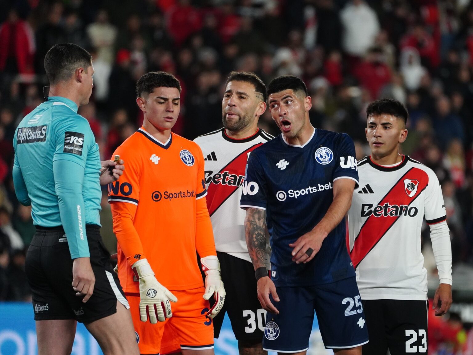 "No quiero que nos dirija más, es un bandido": Daniel Vila, furioso con Nicolás Ramírez, tras la caída de Independiente Rivadavia ante River | FM Avenida