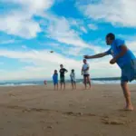 ¿Sos de jugar al tejo en la playa? En Santa Teresita el Municipio da un curso para aprender a ser árbitro | FM Avenida