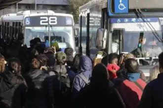 Cámaras empresarias advirtieron que podrían recortar servicios en más de 100 líneas de colectivos del AMBA por falta de fondos | FM Avenida