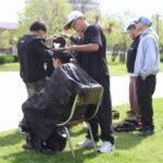 De Florencio Varela a Tres Arroyos: Thiago llegó por una capacitación y terminó cortando el pelo gratis en una plaza | FM Avenida