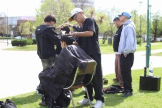 De Florencio Varela a Tres Arroyos: Thiago llegó por una capacitación y terminó cortando el pelo gratis en una plaza | FM Avenida