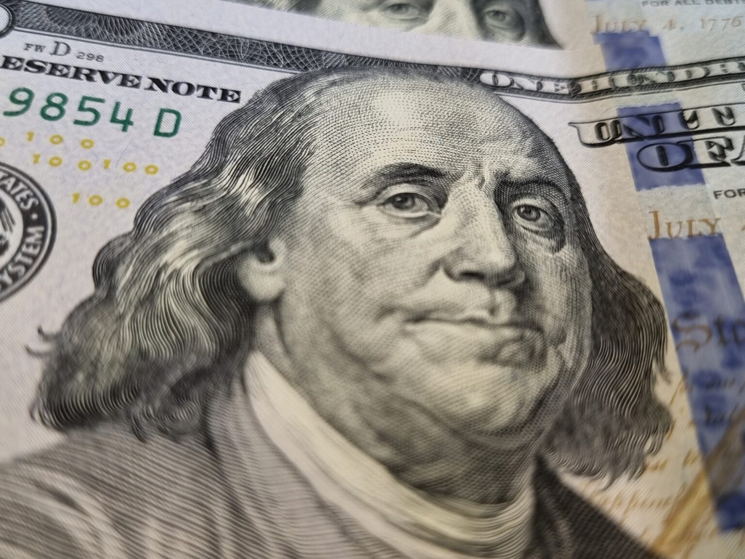 El dólar baja, pero el riesgo país vuelve a subir: por qué el mercado se mueve a dos velocidades | FM Avenida