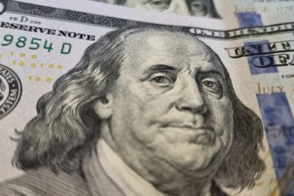 El dólar baja, pero el riesgo país vuelve a subir: por qué el mercado se mueve a dos velocidades | FM Avenida