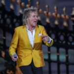 En 1992, Rod Stewart vendió su mansión de Los Ángeles construida en 1925 por 6,25 millones de dólares; tras dos años de restauración y ampliación de la propiedad, el complejo de casi 6 acres se vendió en dos transacciones por un total de 86 millones de dólares | FM Avenida