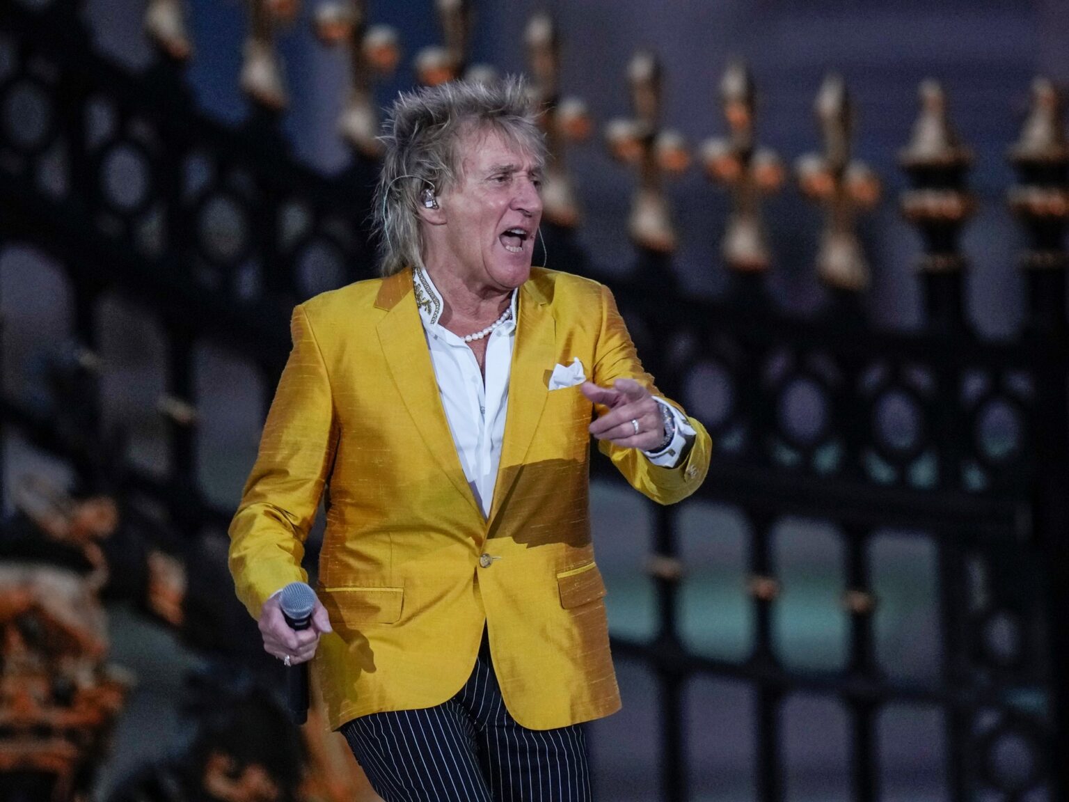 En 1992, Rod Stewart vendió su mansión de Los Ángeles construida en 1925 por 6,25 millones de dólares; tras dos años de restauración y ampliación de la propiedad, el complejo de casi 6 acres se vendió en dos transacciones por un total de 86 millones de dólares | FM Avenida