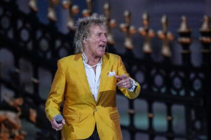 En 1992, Rod Stewart vendió su mansión de Los Ángeles construida en 1925 por 6,25 millones de dólares; tras dos años de restauración y ampliación de la propiedad, el complejo de casi 6 acres se vendió en dos transacciones por un total de 86 millones de dólares | FM Avenida