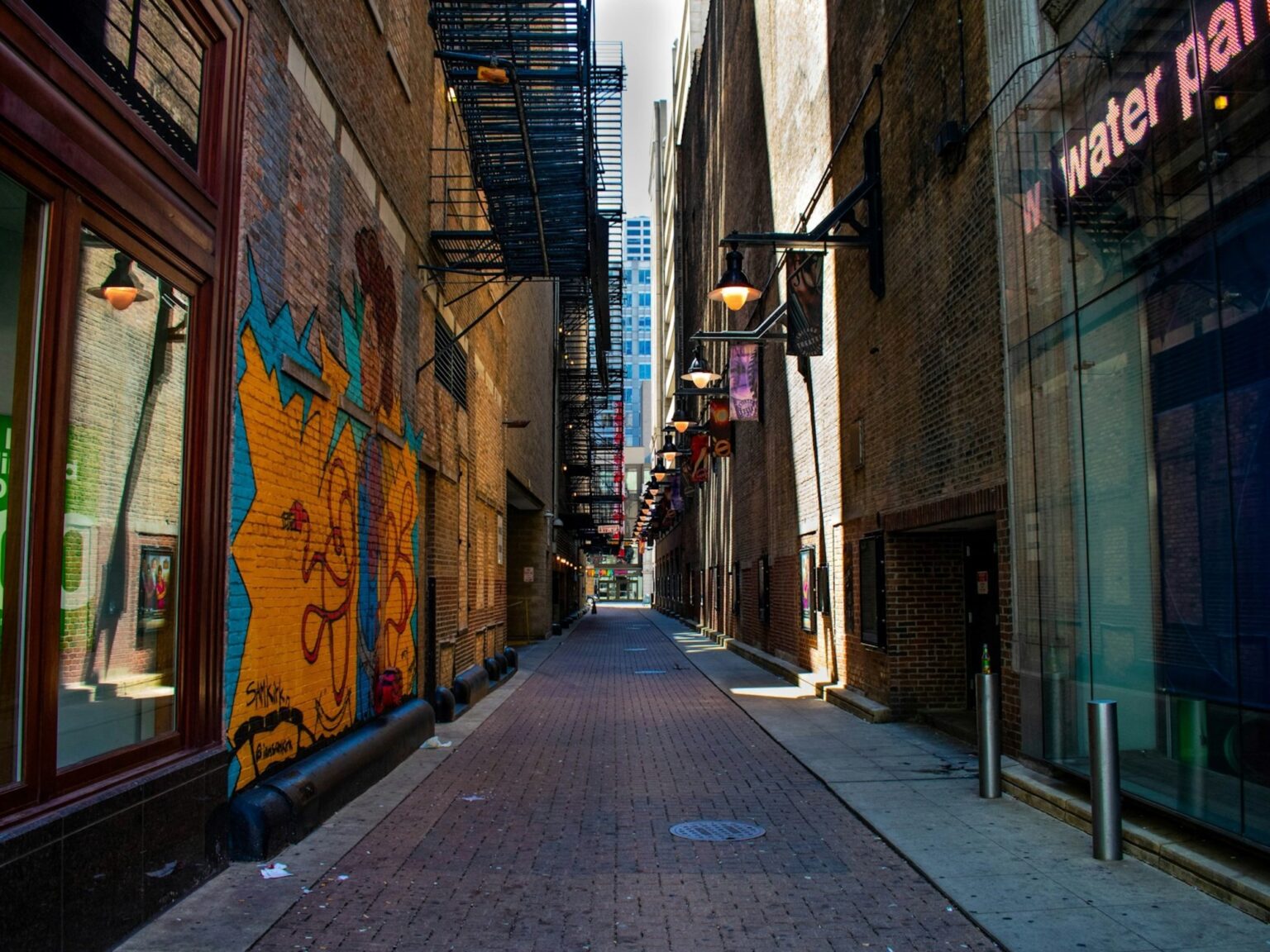 En 2007, Chicago comenzó a reconstruir callejones con un costoso pavimento permeable: el plan estimaba que hasta el 80% del agua de lluvia podría infiltrarse en el suelo pero no ha logrado acabarse | FM Avenida