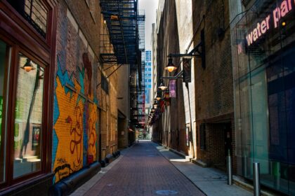 En 2007, Chicago comenzó a reconstruir callejones con un costoso pavimento permeable: el plan estimaba que hasta el 80% del agua de lluvia podría infiltrarse en el suelo pero no ha logrado acabarse | FM Avenida
