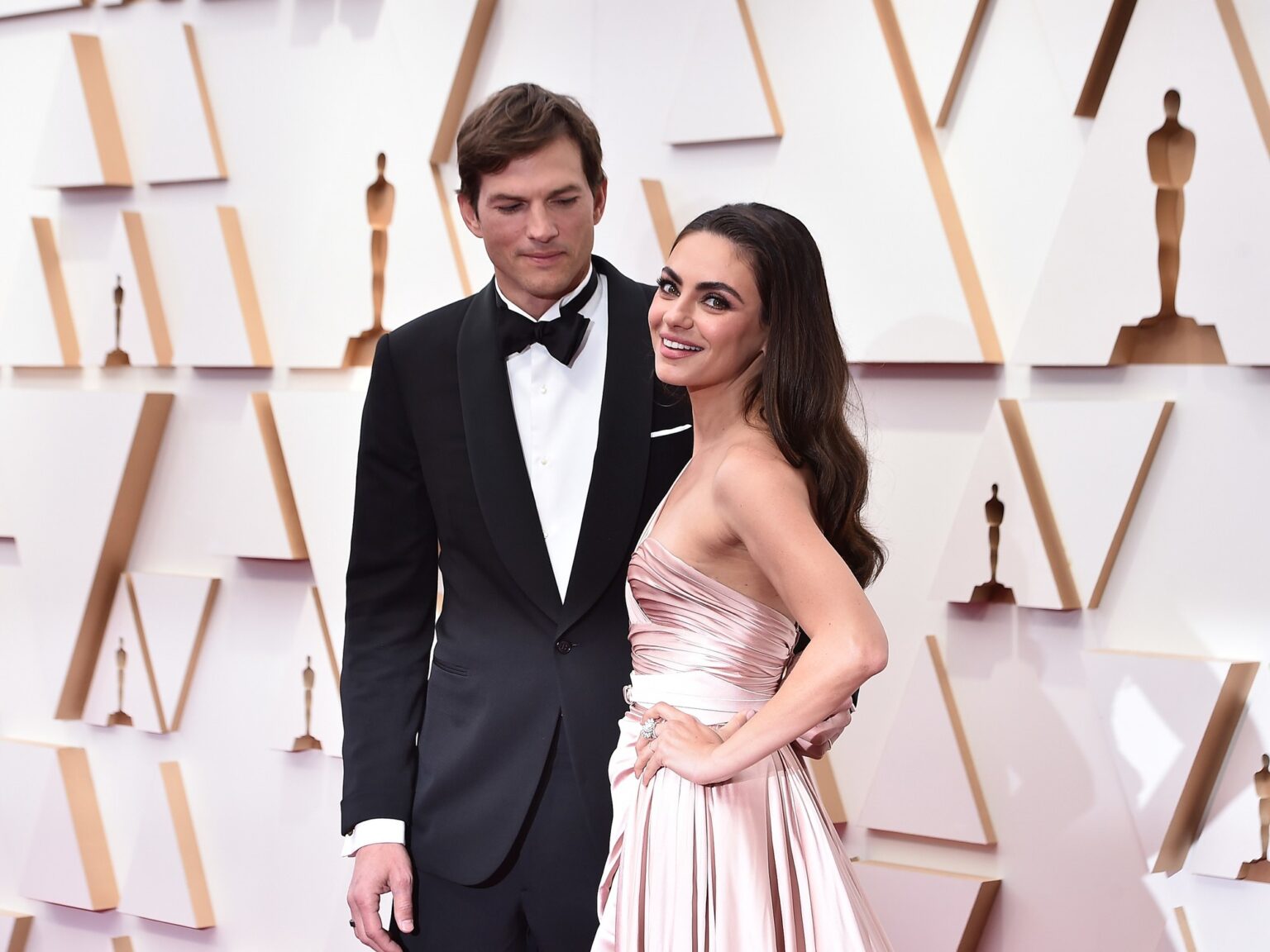 En 2015, Ashton Kutcher y Mila Kunis comenzaron a construir una casa de campo sostenible en Los Ángeles; cinco años después, su sistema solar abastecía de energía a toda la propiedad | FM Avenida