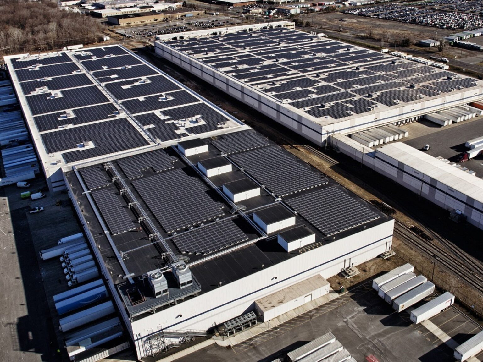 En 2022, Amazon cerró sus sistemas solares en tejados de EE. UU. tras seis incidentes críticos en instalaciones solares de Norteamérica; una auditoría global posterior encontró 259 problemas importantes | FM Avenida