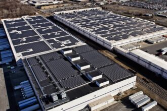 En 2022, Amazon cerró sus sistemas solares en tejados de EE. UU. tras seis incidentes críticos en instalaciones solares de Norteamérica; una auditoría global posterior encontró 259 problemas importantes | FM Avenida