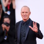 En la década de 1980, Michael Keaton estaba en la cima de Hollywood con "Batman" y compró un rancho ganadero de 1000 acres en Montana; durmió en una tienda de campaña mientras construía una mansión de montaña desde cero | FM Avenida