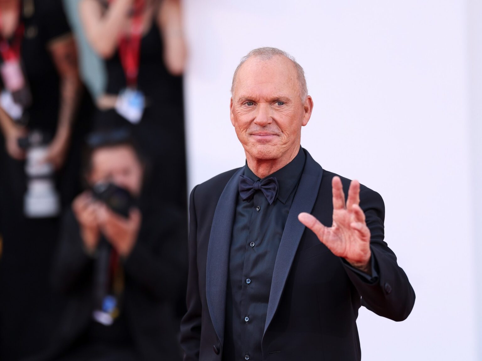 En la década de 1980, Michael Keaton estaba en la cima de Hollywood con "Batman" y compró un rancho ganadero de 1000 acres en Montana; durmió en una tienda de campaña mientras construía una mansión de montaña desde cero | FM Avenida