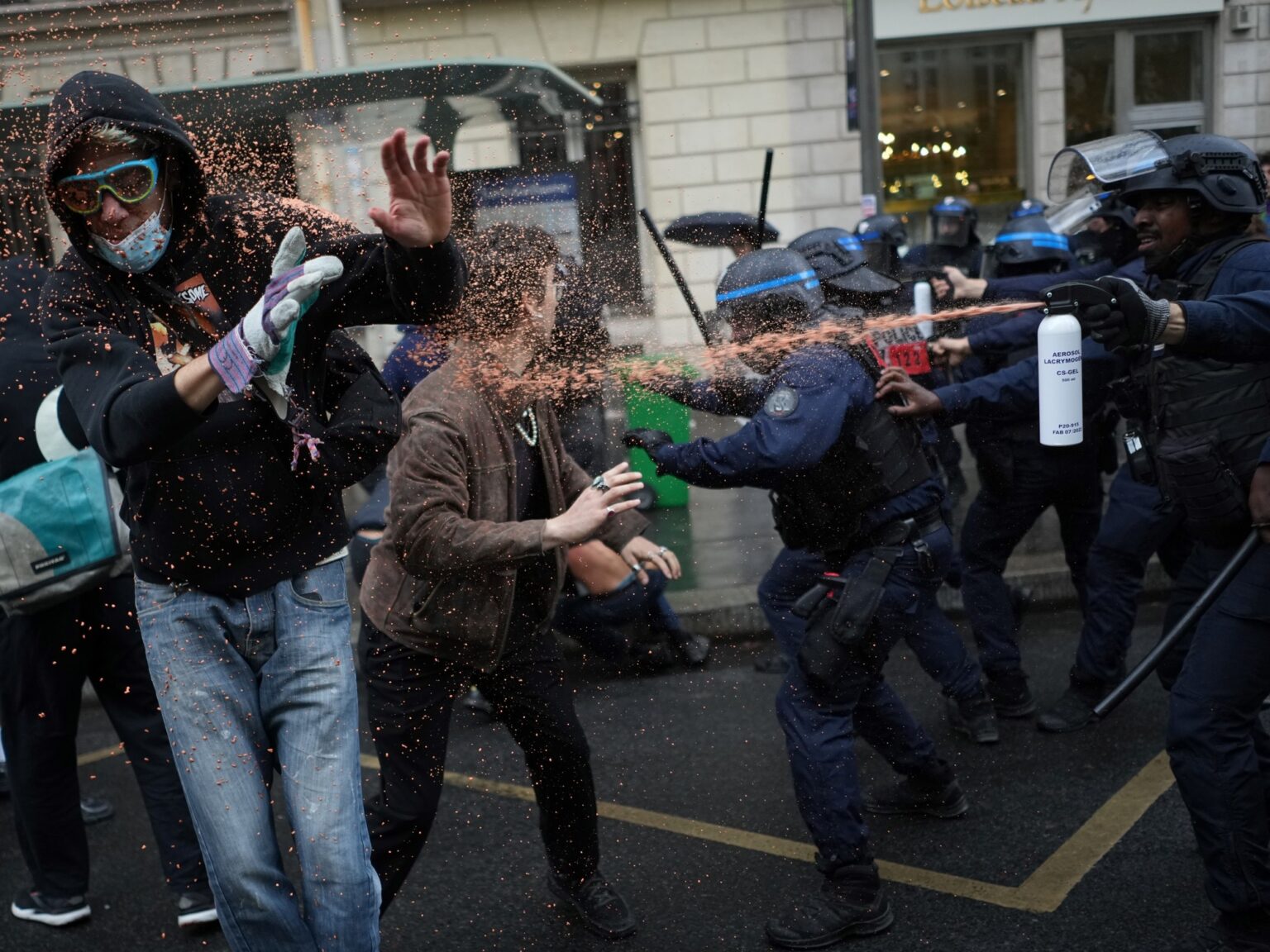 En medio de las protestas estudiantiles en Francia, un alumno de 14 años dispara contra el director y una profesora de su escuela | FM Avenida