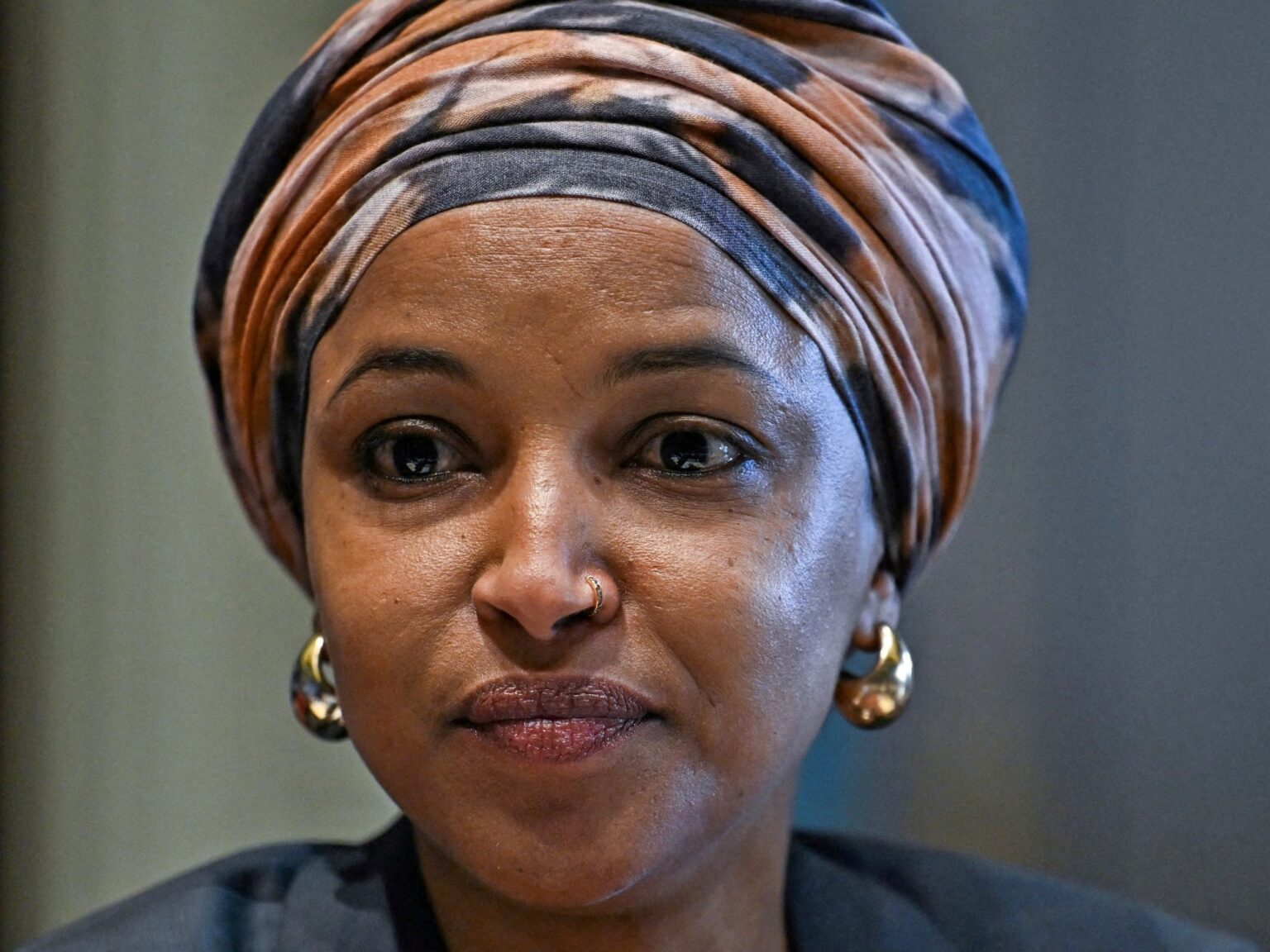 Es oficial | Agentes federales registran la casa de la congresista demócrata Ilhan Omar, una de las mayores críticas de Donald Trump, en Washington D.C. | FM Avenida