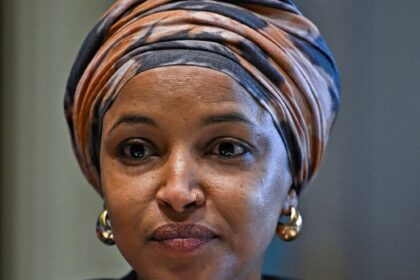Es oficial | Agentes federales registran la casa de la congresista demócrata Ilhan Omar, una de las mayores críticas de Donald Trump, en Washington D.C. | FM Avenida
