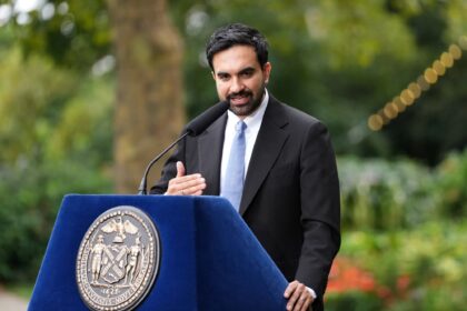 Es oficial | Mamdani inaugura en Nueva York el primer carril exclusivo para autobuses en una de las avenidas más transitadas del Bronx | FM Avenida