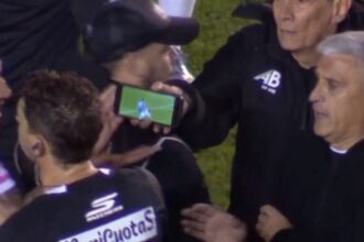 Escándalo y "celuVAR" en All Boys - Godoy Cruz: qué dice el reglamento sobre mostrarle jugadas al árbitro | FM Avenida