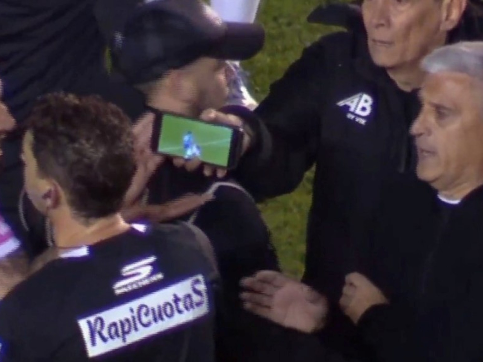 Escándalo y "celuVAR" en All Boys - Godoy Cruz: qué dice el reglamento sobre mostrarle jugadas al árbitro | FM Avenida