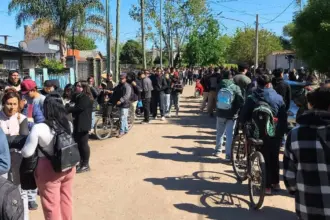 Ezeiza: cientos de personas hicieron más de 10 cuadras de fila para conseguir trabajo en un mayorista | FM Avenida