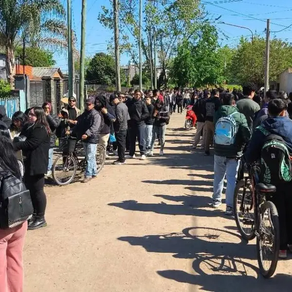 Ezeiza: cientos de personas hicieron más de 10 cuadras de fila para conseguir trabajo en un mayorista | FM Avenida