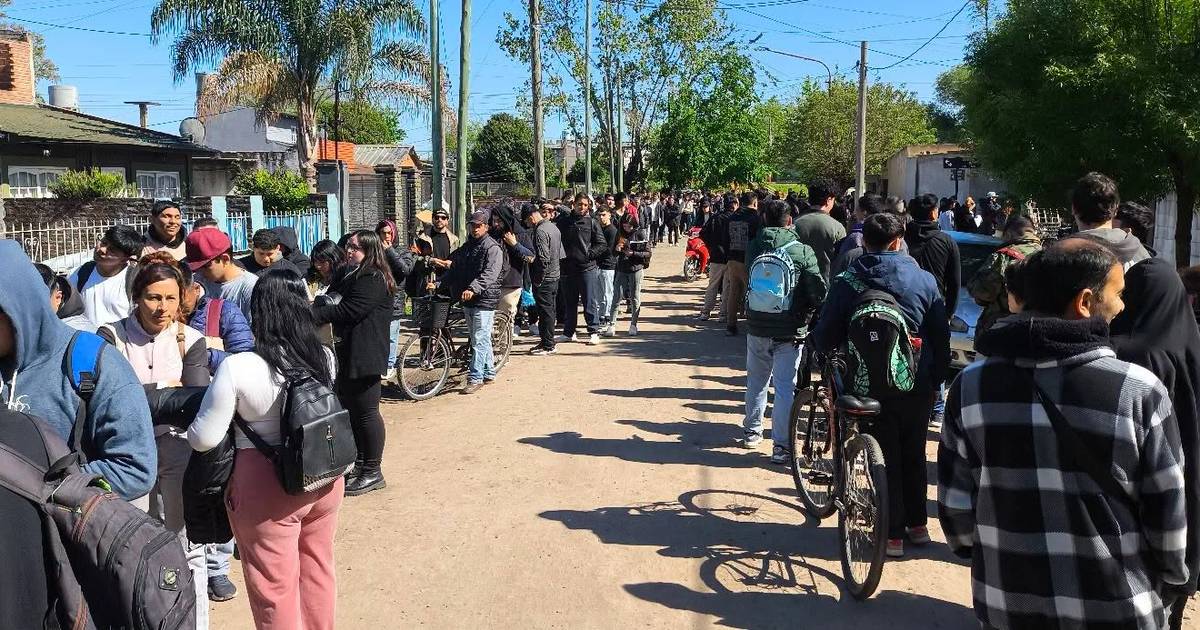 Ezeiza: cientos de personas hicieron más de 10 cuadras de fila para conseguir trabajo en un mayorista | FM Avenida