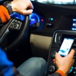 Francia quitará el permiso de conducir a quienes usen el celular mientras manejan: "El simple hecho de tener el teléfono en la mano conllevará la suspensión" | FM Avenida