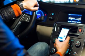 Francia quitará el permiso de conducir a quienes usen el celular mientras manejan: "El simple hecho de tener el teléfono en la mano conllevará la suspensión" | FM Avenida