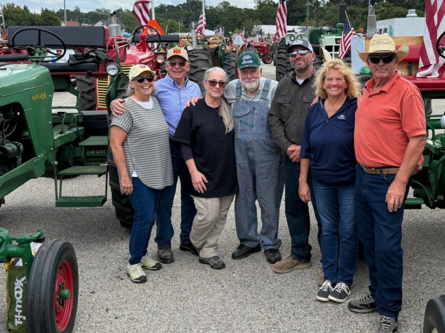 Ganaderos de Michigan cruzaron con 1.163 tractores antiguos, restaurados por sus dueños, un puente de 5 millas: un productor de 91 años encabezó un convoy familiar de seis tractores en su Oliver de 1952 y otro llevó 11 tractores desde Ohio | FM Avenida