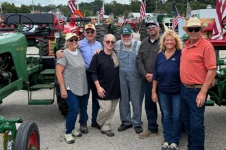 Ganaderos de Michigan cruzaron con 1.163 tractores antiguos, restaurados por sus dueños, un puente de 5 millas: un productor de 91 años encabezó un convoy familiar de seis tractores en su Oliver de 1952 y otro llevó 11 tractores desde Ohio | FM Avenida