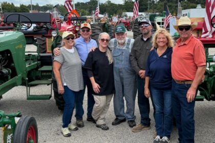 Ganaderos de Michigan cruzaron con 1.163 tractores antiguos, restaurados por sus dueños, un puente de 5 millas: un productor de 91 años encabezó un convoy familiar de seis tractores en su Oliver de 1952 y otro llevó 11 tractores desde Ohio | FM Avenida