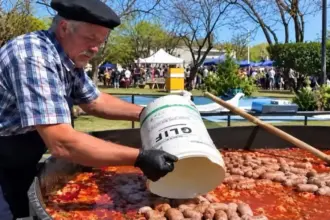 Imprudencia sanitaria en La Madrid: usaron un bidón de agroquímico en la Fiesta del Chorizo a la Pomarola | FM Avenida
