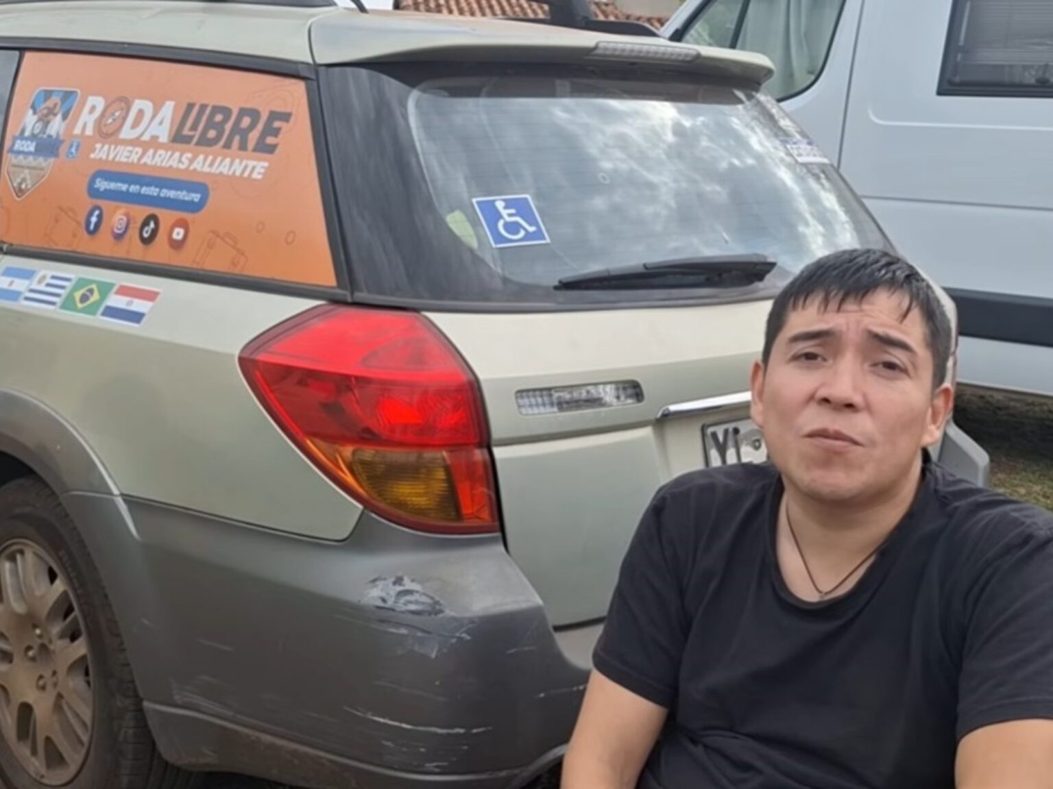Javier Arias, 36 años, lleva más de 10 años en silla de ruedas y ahora recorre Sudamérica solo: "Esta silla me limita a muchas cosas, pero me entrega una libertad gigante" | FM Avenida