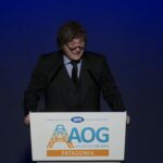 Javier Milei se burló de los que hablan de la gente que no llega a fin de mes: “Si se quedan sin plata el 20, ¿cómo viven 10 días sin comer ni beber?” | FM Avenida