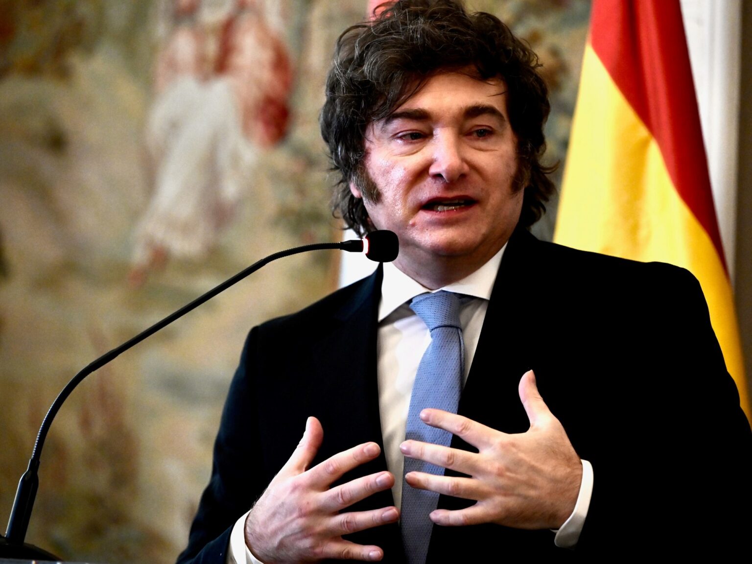 Javier Milei y sus medidas, EN VIVO: mientras el Presidente llega a Madrid, se reúne la mesa política | FM Avenida