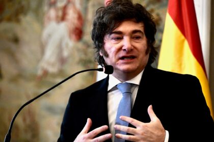 Javier Milei y sus medidas, EN VIVO: mientras el Presidente llega a Madrid, se reúne la mesa política | FM Avenida
