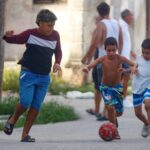 La psicología dice que asumir tareas de cuidado durante la infancia puede influir en la autonomía, la empatía y la manera de afrontar las dificultades, ya que 
algunos niños comienzan a cuidar a sus hermanos menores desde edades tempranas | FM Avenida