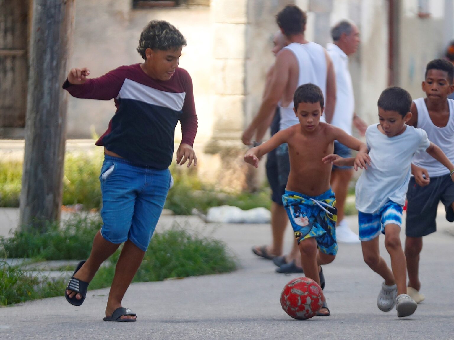 La psicología dice que asumir tareas de cuidado durante la infancia puede influir en la autonomía, la empatía y la manera de afrontar las dificultades, ya que 
algunos niños comienzan a cuidar a sus hermanos menores desde edades tempranas | FM Avenida