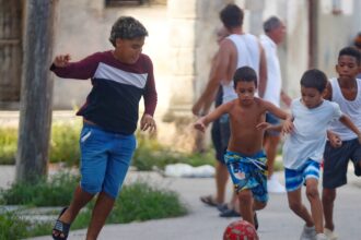 La psicología dice que asumir tareas de cuidado durante la infancia puede influir en la autonomía, la empatía y la manera de afrontar las dificultades, ya que 
algunos niños comienzan a cuidar a sus hermanos menores desde edades tempranas | FM Avenida