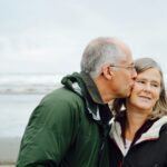La psicología dice que después de jubilarse, algunas personas descubren que ya no mantienen contacto frecuente con compañeros con quienes compartieron años de trabajo. Las conversaciones diarias, los almuerzos y los encuentros habituales desaparecen, mientras que ciertas relaciones comienzan a debilitarse | FM Avenida