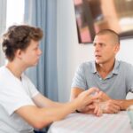 La psicología dice que los hijos adultos que se sienten culpables después de establecer un límite razonable con uno de sus padres no son egoístas; aprendieron que mantener a la familia cómoda era parte de ser "bueno" | FM Avenida