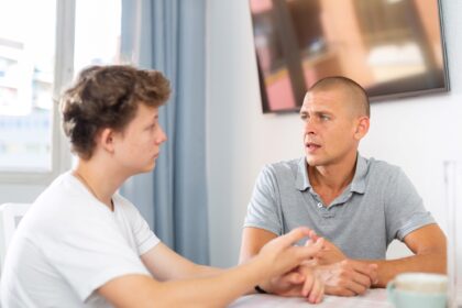La psicología dice que los hijos adultos que se sienten culpables después de establecer un límite razonable con uno de sus padres no son egoístas; aprendieron que mantener a la familia cómoda era parte de ser "bueno" | FM Avenida