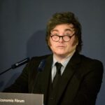 La salud de Javier Milei: en España apareció con una venda en el cuello y en el Gobierno aducen que se cortó al afeitarse | FM Avenida