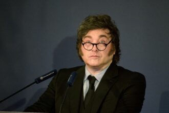 La salud de Javier Milei: en España apareció con una venda en el cuello y en el Gobierno aducen que se cortó al afeitarse | FM Avenida